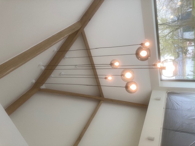 Hanglampen aan houten balken