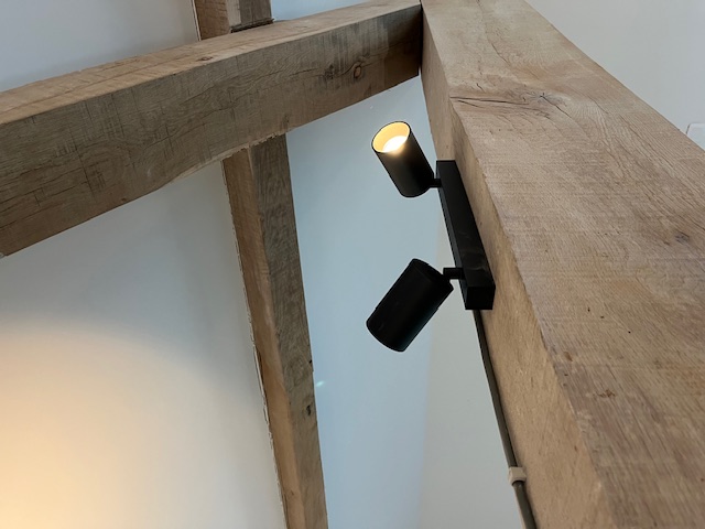 Spots op houten balken