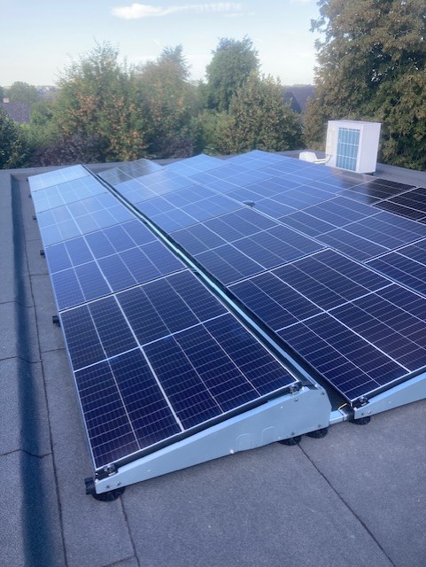 Zonnepanelen installatie op plat dak